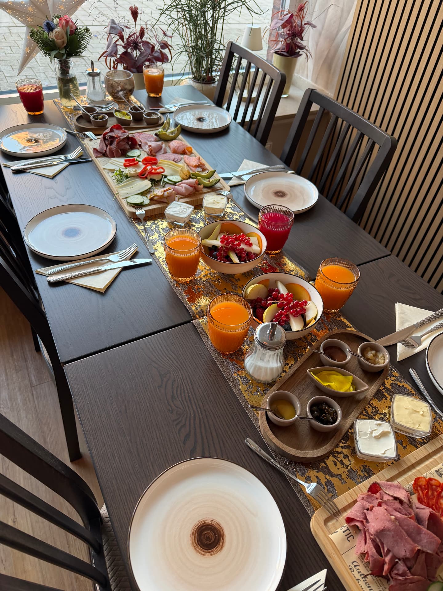 Gedeckter Frühstückstisch im Gastraum von Soul-Food.kitchen in Lüdinghausen